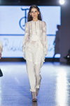 Показ Roksolana Bogutska — Lviv Fashion Week AW15/16 (наряды и образы: белая блуза, белые брюки)