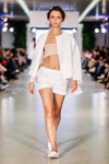 Modenschau von Cher Nika by Cherkas — Lviv Fashion Week SS16 (Looks: Beige Bandeau-BH, weißer Damen Anzug (Blazer, Shorts))