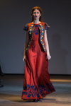 Modenschau von Chernikova — Lviv Fashion Week SS16 (Looks: Burgunder farbenes Kleid)