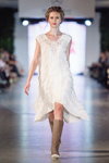 Desfile de Mykytyuk&Yatsentyuk — Lviv Fashion Week SS16 (looks: vestido blanco, botas beis)