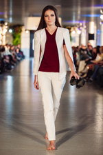 Pokaz Osipov — Lviv Fashion Week SS16 (ubrania i obraz: top bordowy, spodnium białe)