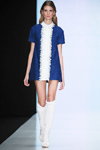 Modenschau von Bella Potemkina — MBFWRussia SS2016 (Looks: blau-weißes Mini Kleid, weiße Stiefel)