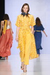Pokaz BGN by Alexandr Rogov — MBFWRussia SS2016 (ubrania i obraz: sukienka z nadrukiem żółta, spodnie żółte, sandały srebrne)