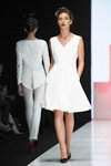 Pokaz DIMANEU — MBFWRussia SS2016 (ubrania i obraz: sukienka biała, półbuty czarne)