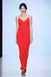 Pokaz MARI AXEL — MBFWRussia SS2016 (ubrania i obraz: suknia wieczorowa czerwona, sandały czarne)