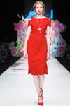 Pokaz Oksana Fedorova — MBFWRussia SS2016 (ubrania i obraz: sukienka czerwona, półbuty czerwone)