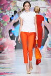 Показ Oksana Fedorova — MBFWRussia SS2016 (наряди й образи: біла блуза з коротким рукавом, помаранчеві брюки, помаранчева сумка, бежеві туфлі)