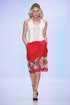 Pokaz Razu Mikhina — MBFWRussia SS2016 (ubrania i obraz: top biały, spódnica z nadrukiem czerwona)