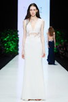 Показ Tarik Ediz — MBFWRussia SS2016 (наряды и образы: белое вечернее платье с декольте без рукавов)