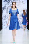 Pokaz VERA KOSTYURINA — MBFWRussia SS2016 (ubrania i obraz: sukienka niebieska, półbuty turkusowe)