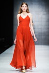 Pokaz Yasya Minochkina — MBFWRussia SS2016 (ubrania i obraz: suknia wieczorowa czerwona, sandały złote)