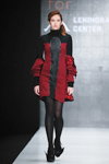 Pokaz Yulia Kosyak — MBFWRussia SS2016 (ubrania i obraz: sukienka czerwono-czarna, rajstopy czarne, półbuty czarne)