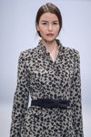 Modenschau von ELEMA by Aiplatov — Modewoche in Moskau SS2016 (Looks: grauer Mantel mit Leopard Druck)