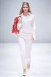 Показ VEMINA на Тижні Моди в Москві SS16 (наряди й образи: червоне намисто, червона сумка з бахромою, білі туфлі)