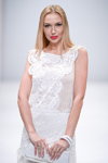 Показ VEMINA на Тижні Моди в Москві SS16 (наряди й образи: біла вечірня сукня, білий клатч)