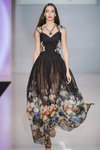 Показ VEMINA на Тижні Моди в Москві SS16 (наряди й образи: чорна квіткова вечірня сукня)