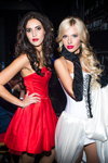  (слева направо) Ирина Кашина и Екатерина Рогалис. В Москве выбрали "Мисс Офис 2015" (наряды и образы: красное платье, белое вечернее платье, чёрные перчатки)