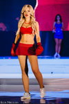 У Москві обрали "Міс Офіс 2015" (наряди й образи: червоне спортивне бандо, червона спортивна спідниця, білі кросівки, тілесні колготки в сітку)