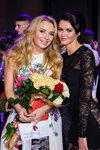 (слева направо) Елизавета Чепель и Ирина Копаница. Финал "Мисс Украина 2015" (наряды и образы: чёрное вечернее платье)