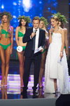 Finał — Miss Ukrainy 2015 (ubrania i obraz: strój kąpielowy zielony, garnitur czarny, koszula biała, suknia wieczorowa biała; osoby: Wasilisa Frołowa, Yana Brilitskaya)