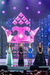 Finał — Miss Ukrainy 2015 (osoby: Lika Roman, Karina Żironkina, Andriana Khasanshin, Yaroslava Kuryacha, Evheniya Tulchevska, Iryna Barabash, Olena Sherban)