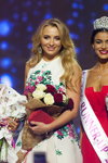 Finał — Miss Ukrainy 2015 (ubrania i obraz: suknia wieczorowa czarna, suknia wieczorowa z dekoltem czerwona; osoba: Chrystyna Stołoka)