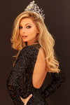 Украинская красавица подготовила сувенир для конкурса "Мисс Вселенная 2015" (наряды и образы: чёрное вечернее платье)