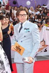 Andrey Malakhov. Winners and guests — Muz-TV Music Awards 2015. Gravity (looks: white shirt, blue tie, sky blue men's suit)