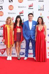 Darya Shashina, Polina Favorskaya, Arman Davletyarov, Olga Seryabkina. Ganadores y invitados — Premio Muz-TV 2015. Gravedad (looks: vestido rojo, , sneakers blancos, , chaleco rojo, sandalias de tacón plateadas, falda roja corta)