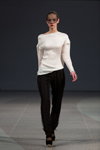 Modenschau von Alexandra Westfal — Riga Fashion Week AW15/16 (Looks: weißer Pullover, schwarze Hose, schwarze Pumps)