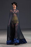Показ Amoralle — Riga Fashion Week AW15/16 (наряды и образы: чёрная шляпа, чёрные чулки)
