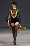 Показ Amoralle — Riga Fashion Week AW15/16 (наряды и образы: чёрная шляпа, чёрные нейлоновые чулки)