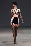 Modenschau von Amoralle — Riga Fashion Week AW15/16 (Looks: schwarzer Hut, schwarze Handschuhe aus Guipure-Spitze, schwarze Nylonstrümpfe)