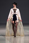 Показ Amoralle — Riga Fashion Week AW15/16 (наряды и образы: чёрная шляпа, чёрные чулки)