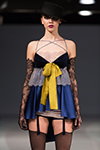 Показ Amoralle — Riga Fashion Week AW15/16 (наряды и образы: чёрные нейлоновые чулки)