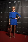 Gäste — Riga Fashion Week AW15/16 (Looks: blaues Mini Kleid, hautfarbene Strumpfhose, schwarzer Gürtel)