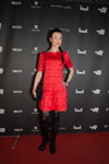 Invitados — Riga Fashion Week AW15/16 (looks: vestido rojo, pantis negros, zapatos de tacón negros)