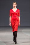 Показ IN by Inga Nipane — Riga Fashion Week AW15/16 (наряды и образы: красное платье, чёрные колготки)