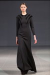 Desfile de IN by Inga Nipane — Riga Fashion Week AW15/16 (looks: vestido de noche negro)