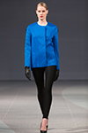 Показ IN by Inga Nipane — Riga Fashion Week AW15/16 (наряды и образы: синий жакет, чёрные легинсы, чёрные туфли, чёрные кожаные перчатки)