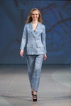 Desfile de Narciss — Riga Fashion Week AW15/16 (looks: traje de pantalón azul claro)