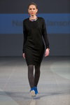 Pokaz Natālija Jansone — Riga Fashion Week AW15/16 (ubrania i obraz: sukienka czarna, buty sportowe niebieskie)