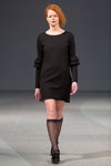 Pokaz Paviljons — Riga Fashion Week AW15/16 (ubrania i obraz: sukienka mini czarna, podkolanówki czarne, rude włosy)