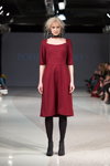 Modenschau von Pohjanheimo — Riga Fashion Week AW15/16 (Looks: Burgunder farbenes Kleid)