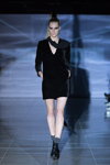 Pokaz Polina Samarina — Riga Fashion Week AW15/16 (ubrania i obraz: suknia koktajlowa mini z dekoltem czarna)