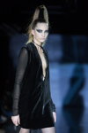 Pokaz Polina Samarina — Riga Fashion Week AW15/16 (ubrania i obraz: suknia koktajlowa mini z dekoltem czarna, cienkie rajstopy czarne)