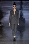 Показ Polina Samarina — Riga Fashion Week AW15/16 (наряды и образы: серый брючный костюм, чёрные ботильоны)