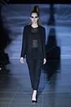 Показ Polina Samarina — Riga Fashion Week AW15/16 (наряды и образы: чёрный брючный костюм, чёрные туфли, чёрный прозрачный джемпер)