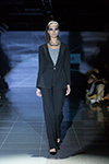 Pokaz Polina Samarina — Riga Fashion Week AW15/16 (ubrania i obraz: spodnium czarne, top szary, półbuty czarne)