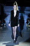 Modenschau von Polina Samarina — Riga Fashion Week AW15/16 (Looks: schwarze transparente Strumpfhose, schwarzes Mini Cocktailkleid mit Ausschnitt, graue Socken)